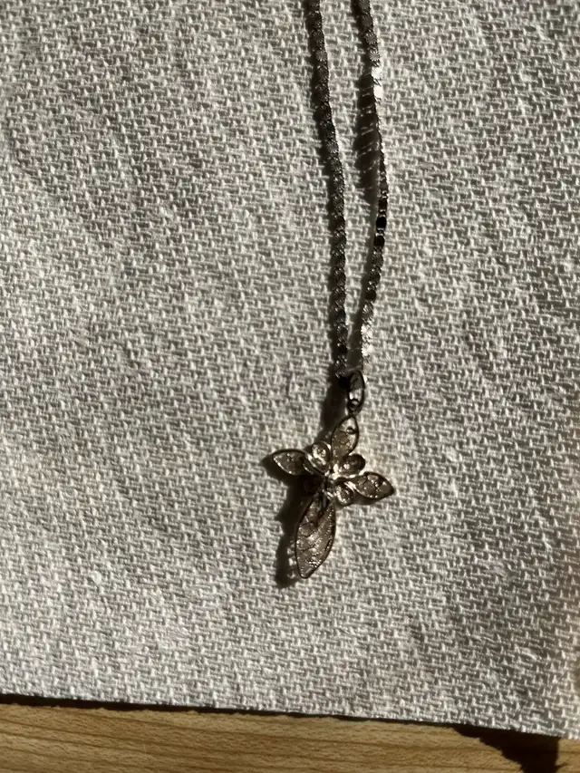 Sterling Cross Necklace in Jewellery & Watches in Ottawa - Image 2