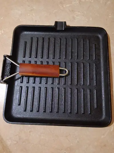 Cast iron grill with folding handle. Size 10x10 inches Well maintenained. Very good condition.