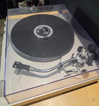 Spin your favourite vinyl records with this vintage Technics SL-D2 direct drive automatic turntable...