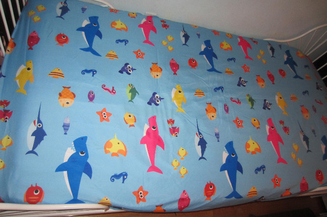 Baby Shark Twin Sheet Set Like New incl baby shark family toys in Bedding in Mississauga / Peel Region - Image 2