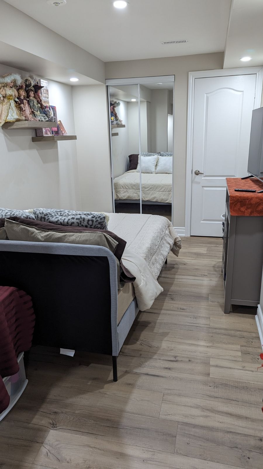 One Bedroom Basement apartment Including Utilities 4