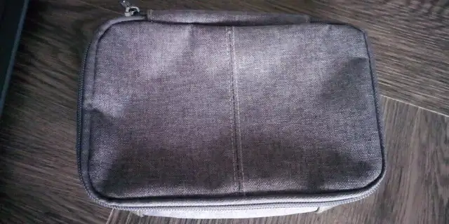 Emirat Business Class Toiletry Bags Signed by Bulgary in Other in Drummondville - Image 4