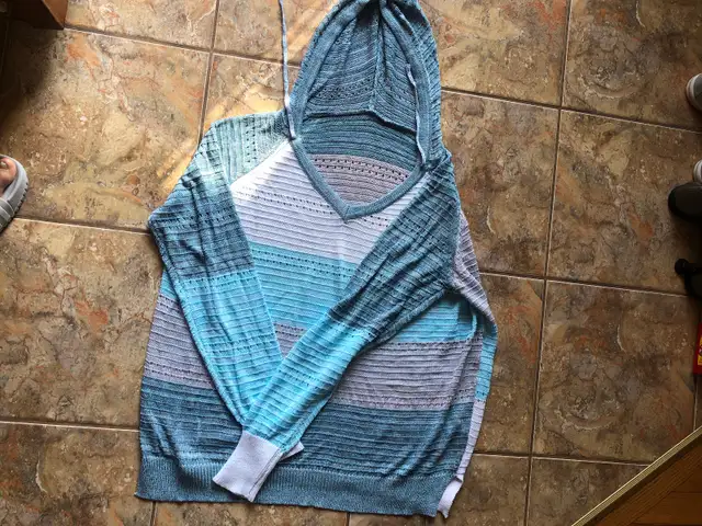 Ladies over head hoodie in Women's - Tops & Outerwear in Winnipeg - Image 2