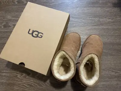 Gently used authentic UGG Classic Mini II boots. Women’s size 9 (US) / 40 (EU), color Chestnut. Shee...