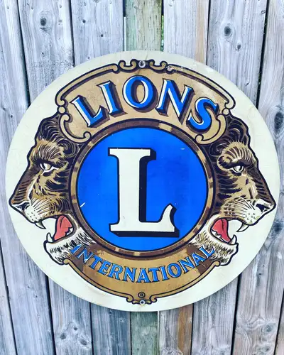 Offered is a very nice Lions International advertising metal sign. Measures approx. 30” in diameter....