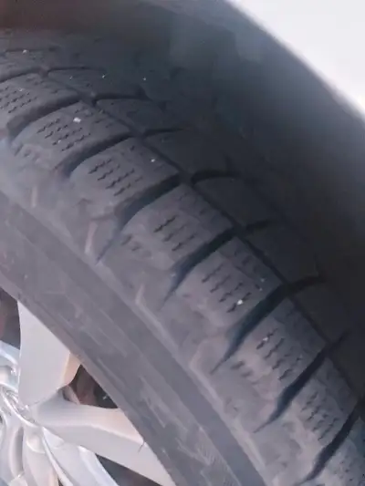 Pneu hivers sur mag 235/60/r18 5x114.3 neuf etais sur mazda cx7 2011 ainsi que des pièces de mazda c...