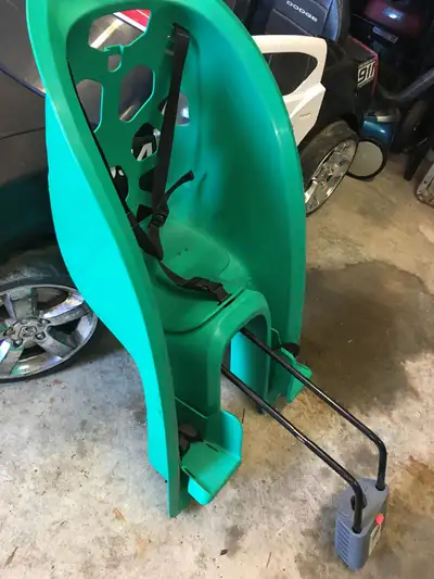 Kids bike seat for behind. Very good condition, perfect for riding with your kids.