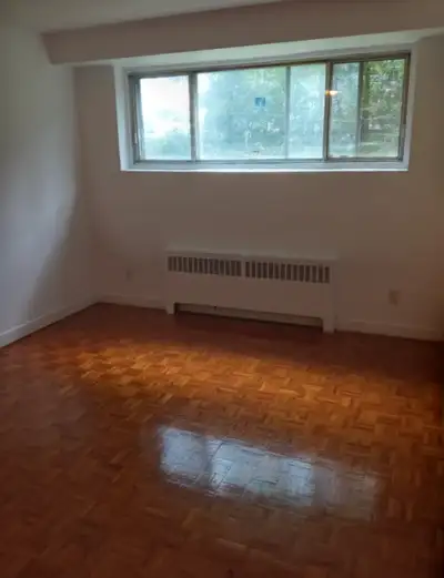 Roomy 2 1/2 apartment Dorval a louer grand appartement