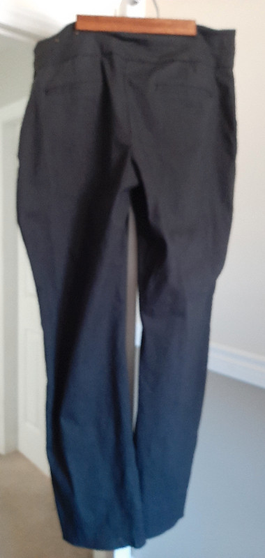 Reitmans Grey Dress Pants size 13 in Women's - Bottoms in Abbotsford - Image 4