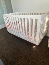 Crib - immaculate condition