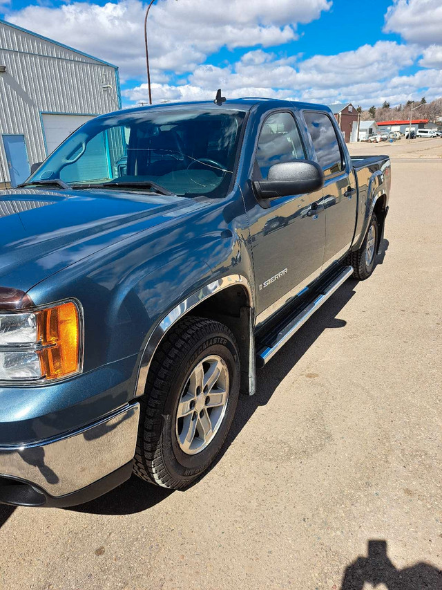 1 owner never smoked in 2009 GMC Z71 quad cab 4x4 only 73038 km in Cars & Trucks in Swift Current