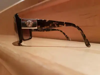 Authentique lunette de soleil Italienne VERSACE pas une copie! Devant de la monture de forme carré n...