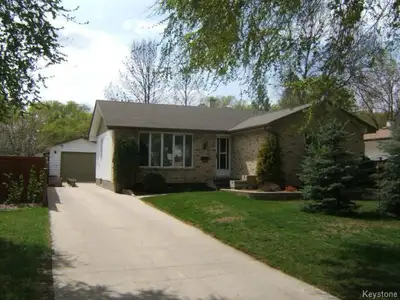 10 minutes walk from Uofm Multiple furnished bedrooms available