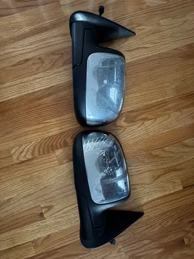 GMC Sierra/Chevy Silverado heated , power side mirrors, in great condition, there is bubbling on the...
