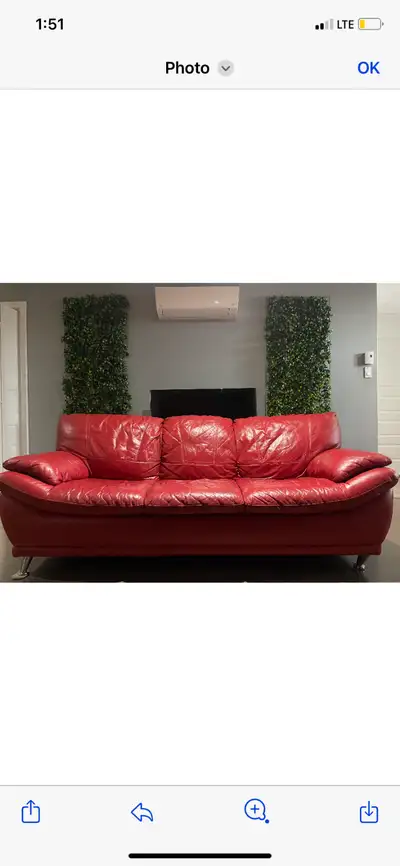 Divan en cuir rouge très bon état, View more