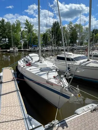 Voilier Tanzer 7.5m 1981 avec moteur Yamaha 6hp 2016, 4 places, 4 voiles (grand voile, genois, foc,...