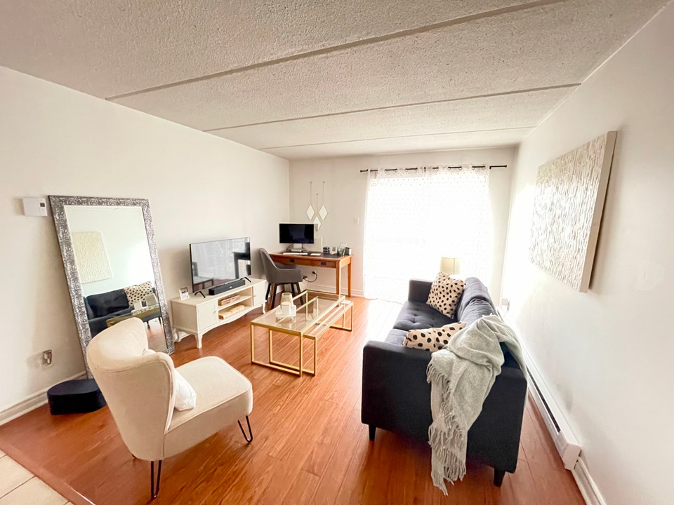 CENTRALLY LOCATED ONE BEDROOM Avail DEC 1ST 4