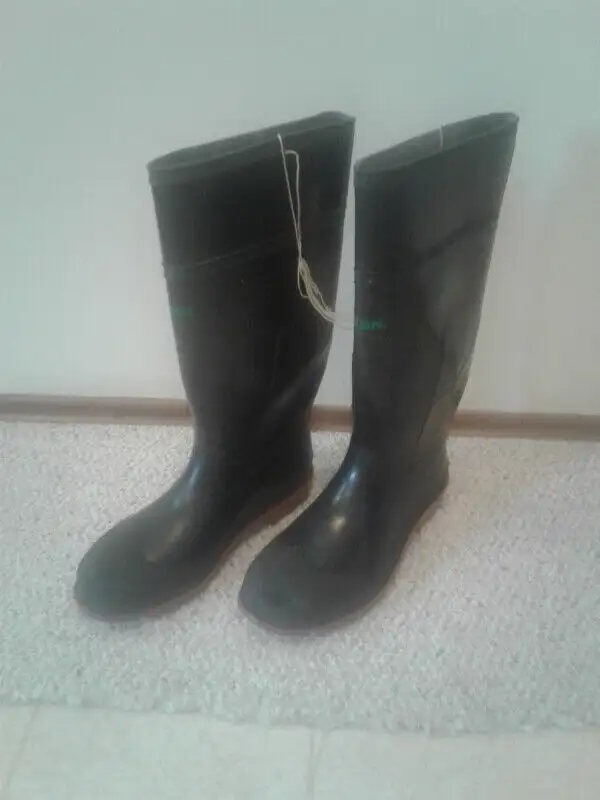 Rubber Safety Boots, ( Brand New) in Men's Shoes in Medicine Hat - Image 4