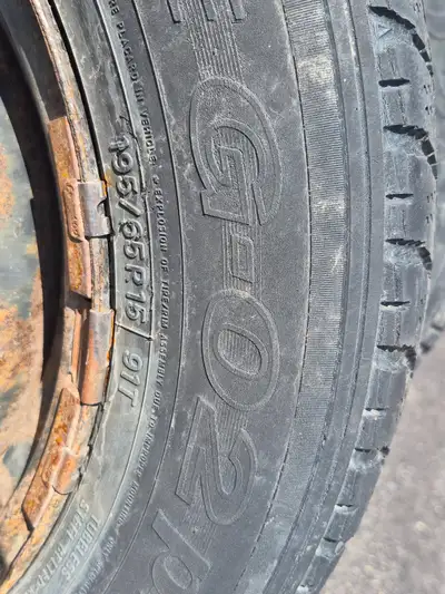 4 Pneus d'hiver 4 Winter tires 4 pneus d'hiver Toyo Observe G02 Plus 195 65 R15 4/32 en bon état......