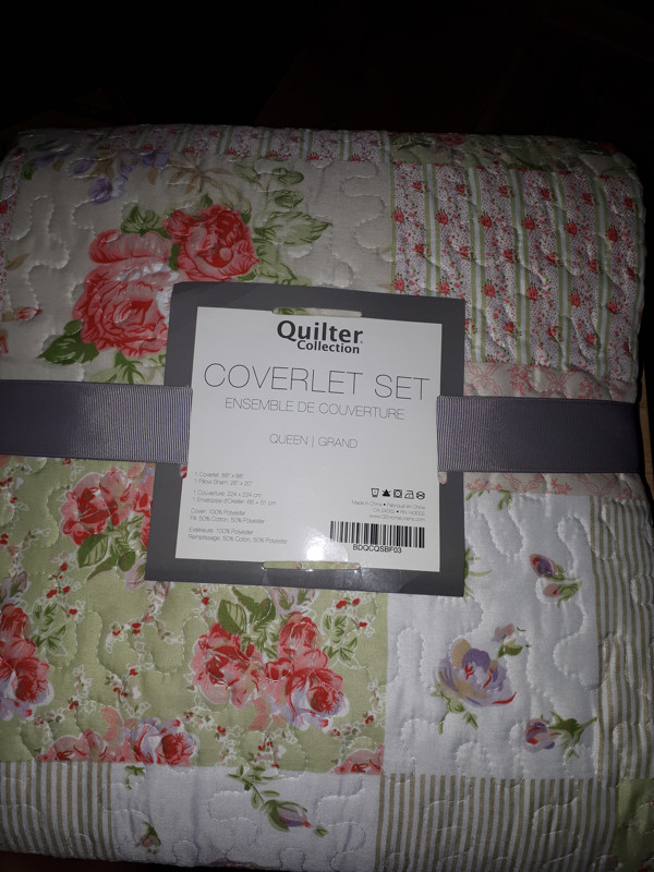 Queen reversible coverlet w/ 2 pillow shams - new in Bedding in City of Toronto