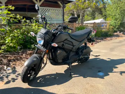 2020 fully auto Honda Navi. Price is or best offer ! Super cool little bike. Only 1100 km obviously...