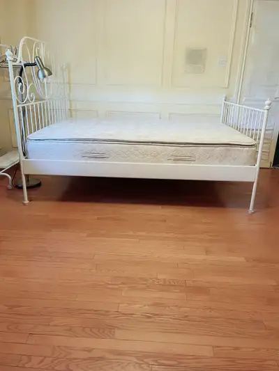 Very large furnished room in sought after location. Right at the border of steeles and Bayview. Minu...