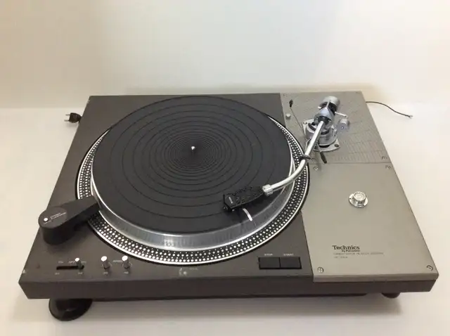 Technics SL-110A Original Direct Drive turntable . in Stereo Systems & Home Theatre in Mississauga / Peel Region - Image 2