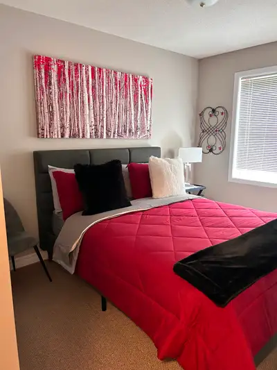 Large room, queen size bed, shared bathroom ,shared kitchen. Laundry in basement. Near buses walking...