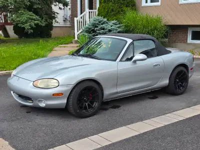 Mazda Miata MX-5 2000 – 167 267 km – Automatique avec Air Climatisé Très propre, aucune rouille, jam...