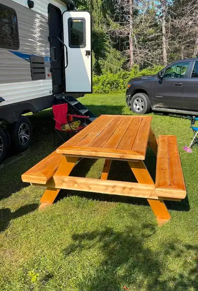 Table a picnic en cèdre 100% naturel traiter a l’huile de lin impossible a verser tres stable robust...