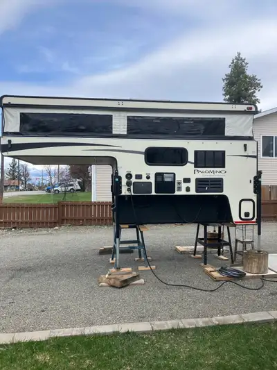 Palomino 1251 BackPack Edition camper. Designed for 6’ box or 6.5 box with tailgate removed. Has bat...