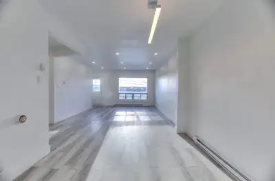 spacieux appartement 5 1/2 à Ville St-Laurent - Entièrement rénové avec des finitions modernes. Ce g...