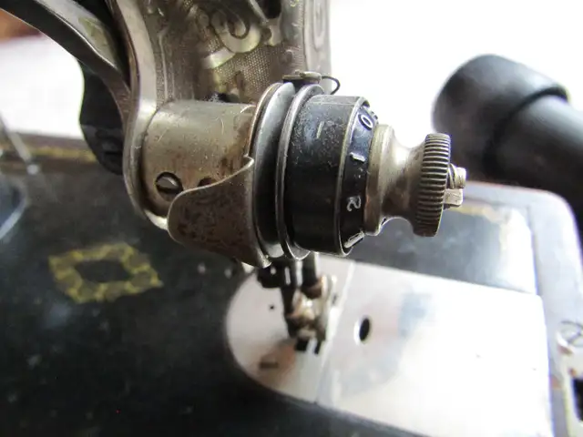 Vintage Singer Sewing Machine - 1949 in Arts & Collectibles in City of Toronto - Image 5