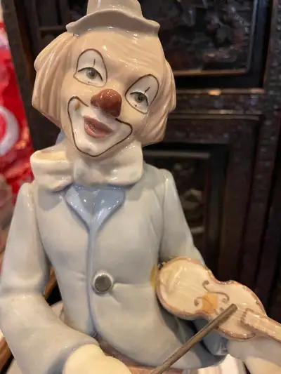 This beautiful Tengra Spain figurine features a hand-painted porcelain clown playing the violin. The...