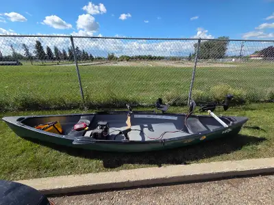 Old Town Canoe Shakespeare 50 lbs thrust trolling motor New battery, battery case has usb,12v and us...