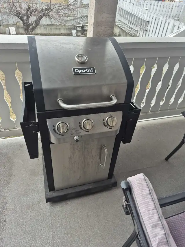 BBQ and table with six chairs  in BBQs & Outdoor Cooking in Kamloops - Image 4