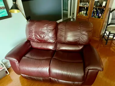 Causeuse inclinable en cuir de qualité de marque LAY-Y-BOY de couleur bourgogne. Pour le transport l...