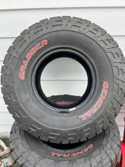 General grabber 33 12.5 r15 In great shape. Used for less then 5000km.