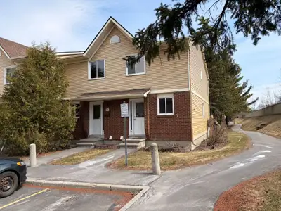 End-unit with 2 bedrooms, 1.5 bathrooms, Living Area 1070 SQFT, Basement Area: 438 SQFT finished. Hi...