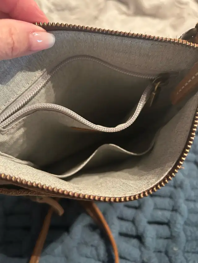 Roots Leather Bag in Bags & Luggage in Peterborough - Image 5