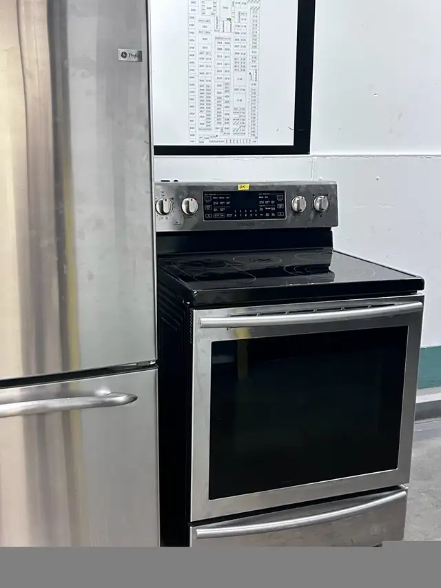 Frigidaire and stove perfect condition very nice in Stoves, Ovens & Ranges in City of Montréal - Image 3