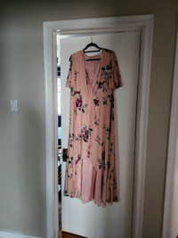Robe longue neuve gr 14 ans de couleur rose avec fleur 120$