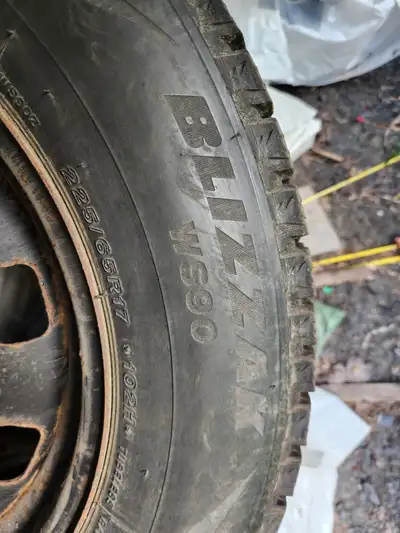 4 pneus d'hiver sur jantes (rim) marque : BRIDGESTONE BLIZZAK 225/65R17 7/32 d'usure (encore bons po...