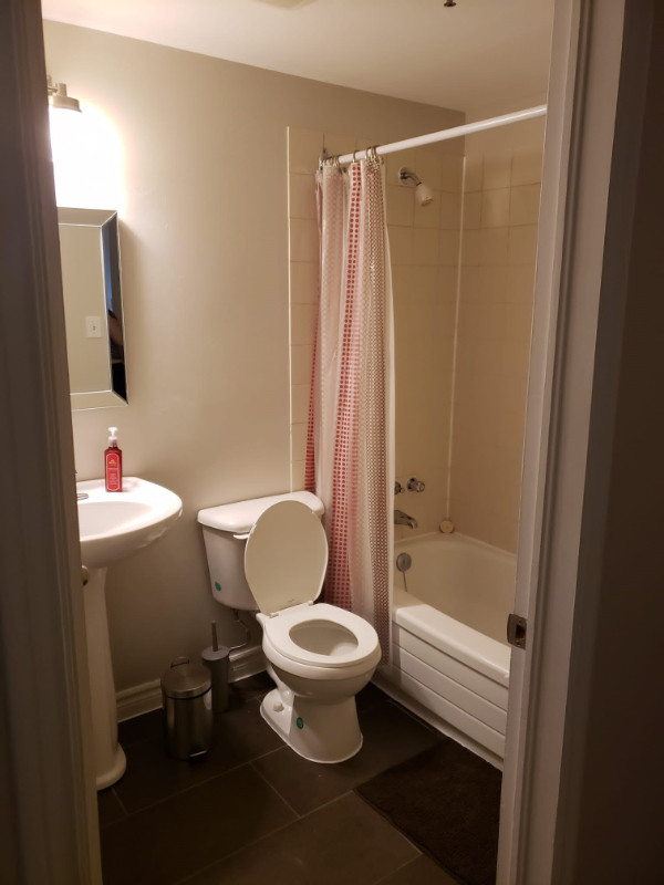 Private furnished room with bathroom dans Chambres à louer et colocs  à Ville d’Halifax - Image 2