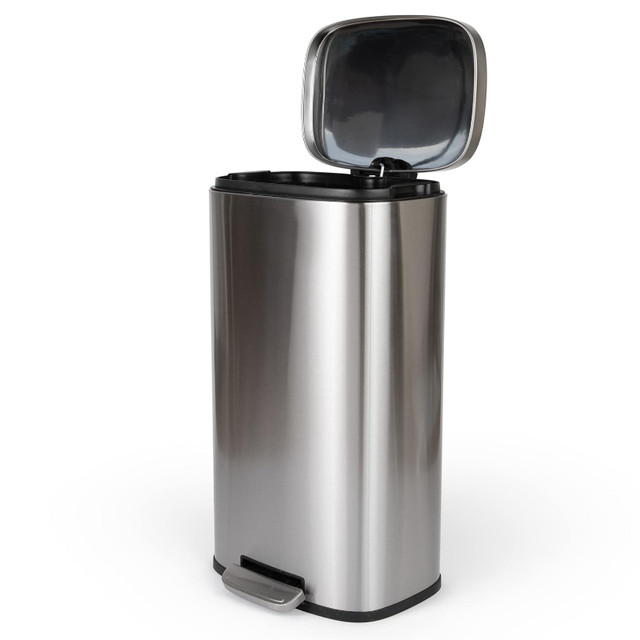 Farberware Stainless Steel Trash Can, 30 Liter (7.9 Gal) in Kitchen & Dining Wares in Mississauga / Peel Region