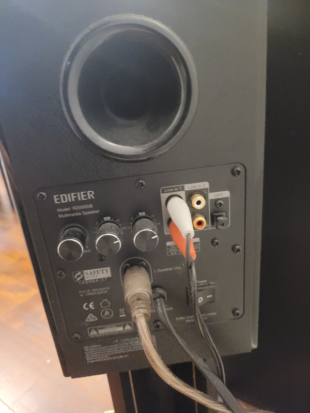 Edifier r2000db powered speakers + speaker stands Speakers St