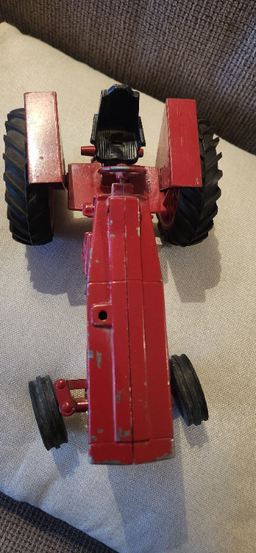 Vintage first edition Ertl Farmall tractor 966 in Arts & Collectibles in Calgary - Image 4
