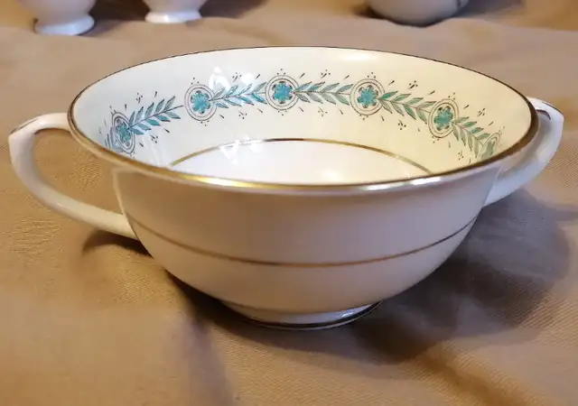 VINTAGE COALPORT BONE CHINA DOUBLE HANDLE CUP ENGLAND in Kitchen & Dining Wares in Mississauga / Peel Region - Image 2