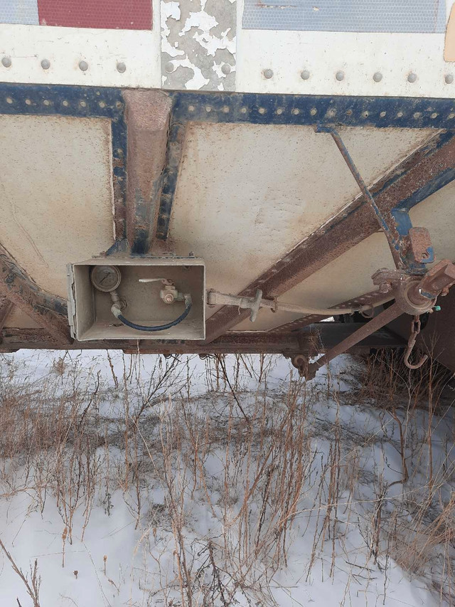 1992 doepker tandem grain trailer  in Farming Equipment in Moose Jaw - Image 4