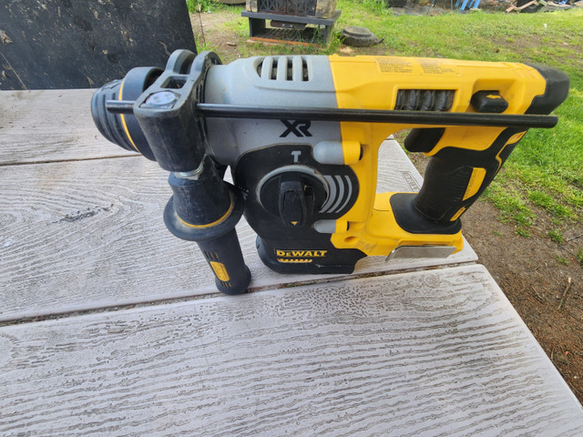 Dewalt 1" SDS Plus L-Shape Rotary Hammer Atomic 20-Volt Maximum in Power Tools in Windsor Region - Image 3